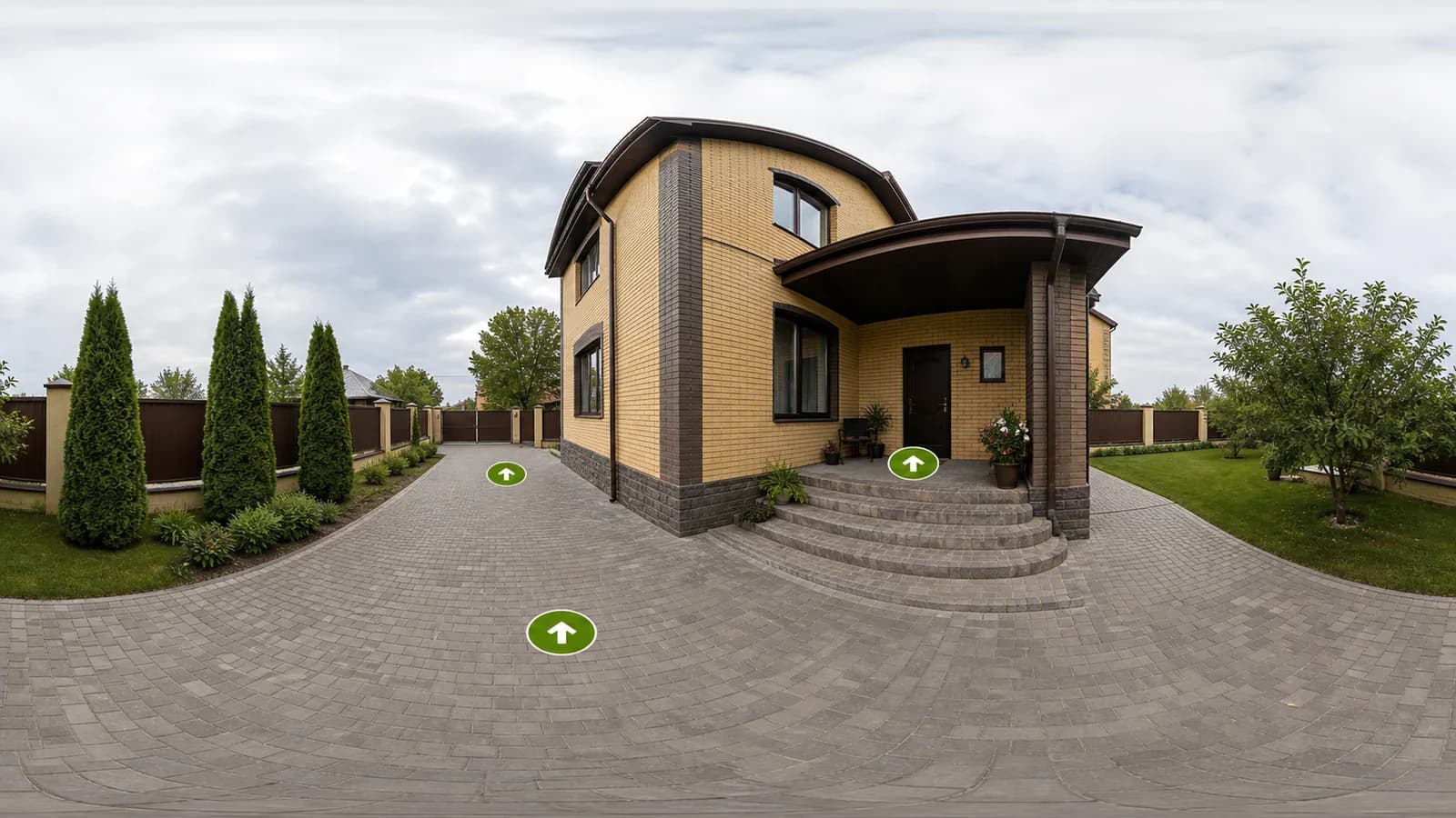 360-панорама двора, фасада и территории частного дома после 3D-сканирования